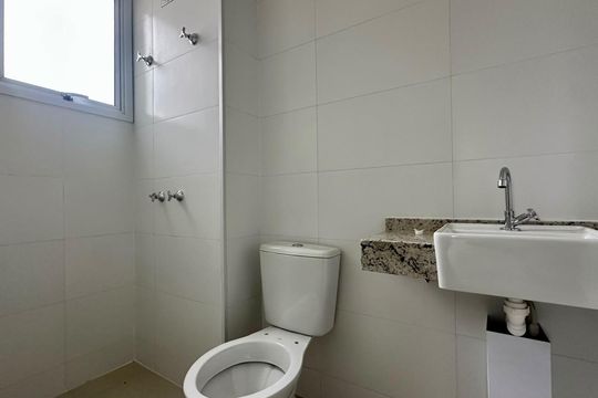 Banheiro de apartamento à venda com 3 quartos, 80m² em Gutierrez, Belo Horizonte