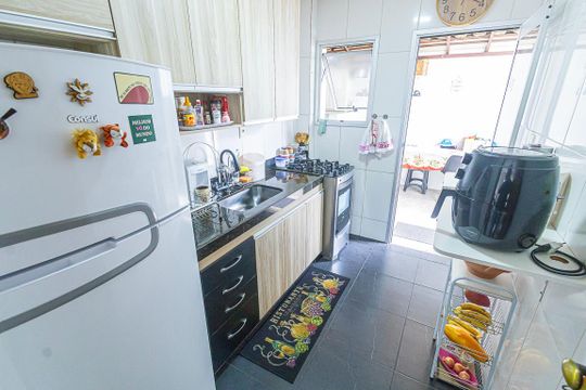 Cozinha de apartamento para alugar com 3 quartos, 80m² em Piratininga, Belo Horizonte