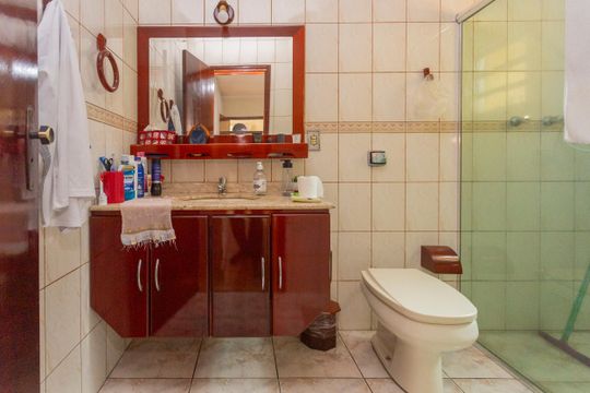 Banheiro da Suíte de casa à venda com 3 quartos, 280m² em Jardim Itatiaia, São Paulo