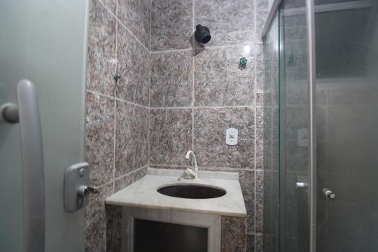 Banheiro de apartamento para alugar com 2 quartos, 70m² em Taquara, Rio de Janeiro