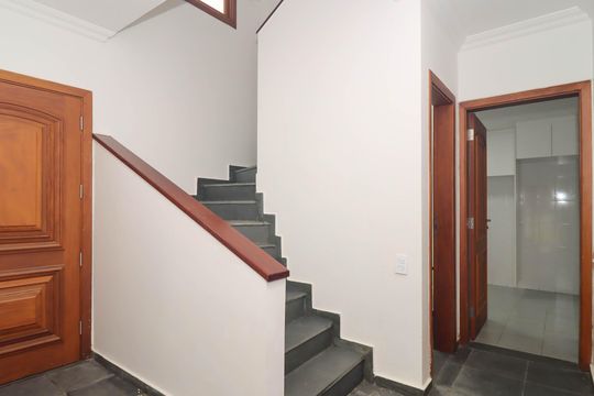 Escada de casa de condomínio para alugar com 3 quartos, 238m² em Parque Munhoz, São Paulo