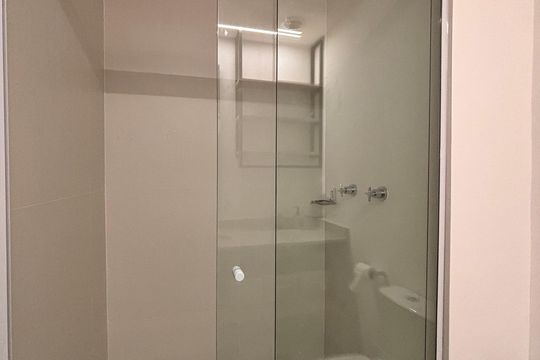 Banheiro de kitnet/studio para alugar com 1 quarto, 29m² em Indianópolis, São Paulo
