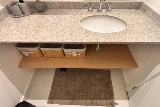 Banheiro de kitnet/studio para alugar com 1 quarto, 29m² em Indianópolis, São Paulo