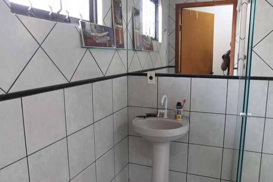 Banheiro de kitnet/studio para alugar com 1 quarto, 60m² em Setor Morais, Goiânia