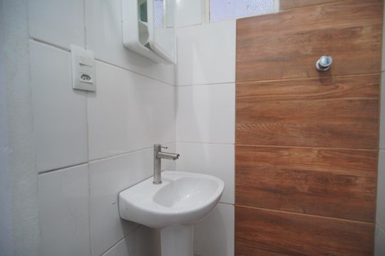 Banheiro de kitnet/studio para alugar com 1 quarto, 30m² em Rio Branco, São Leopoldo