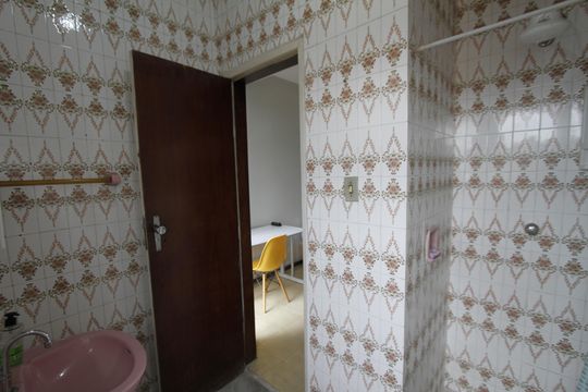 Banheiro de kitnet/studio para alugar com 1 quarto, 24m² em Carlos Prates, Belo Horizonte