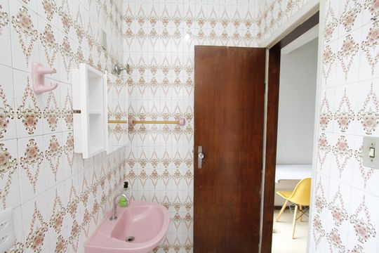 Banheiro de kitnet/studio para alugar com 1 quarto, 24m² em Carlos Prates, Belo Horizonte