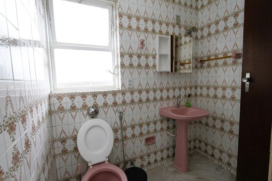 Banheiro de kitnet/studio para alugar com 1 quarto, 24m² em Carlos Prates, Belo Horizonte
