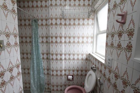 Banheiro de kitnet/studio para alugar com 1 quarto, 24m² em Carlos Prates, Belo Horizonte