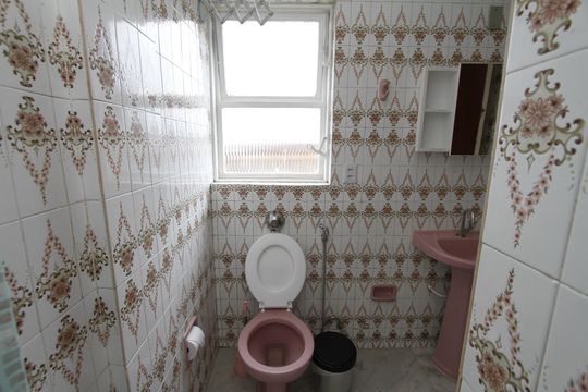 Banheiro de kitnet/studio para alugar com 1 quarto, 24m² em Carlos Prates, Belo Horizonte