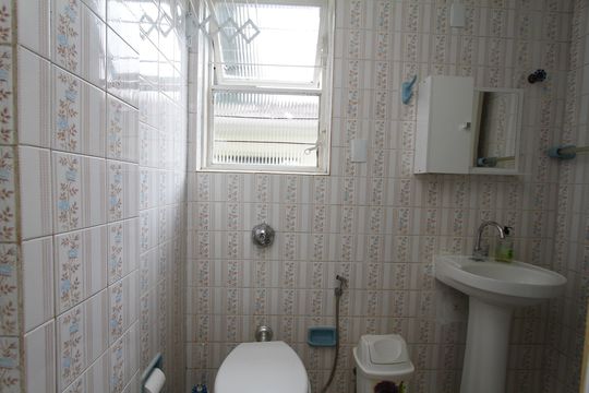 Banheiro de kitnet/studio para alugar com 1 quarto, 16m² em Carlos Prates, Belo Horizonte