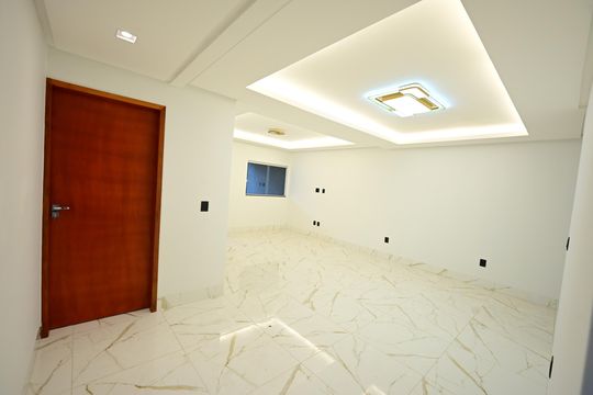 Casa para alugar com 3 quartos, 237m² em Parque Oeste Industrial, Goiânia