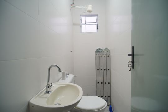 Banheiro de kitnet/studio para alugar com 1 quarto, 35m² em Rio Branco, São Leopoldo