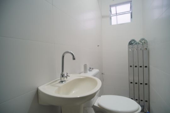 Banheiro de kitnet/studio para alugar com 1 quarto, 35m² em Rio Branco, São Leopoldo
