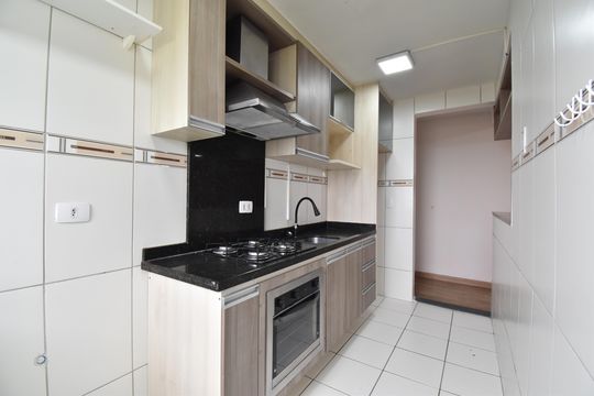 Cozinha de apartamento para alugar com 2 quartos, 49m² em Pinheirinho, Curitiba