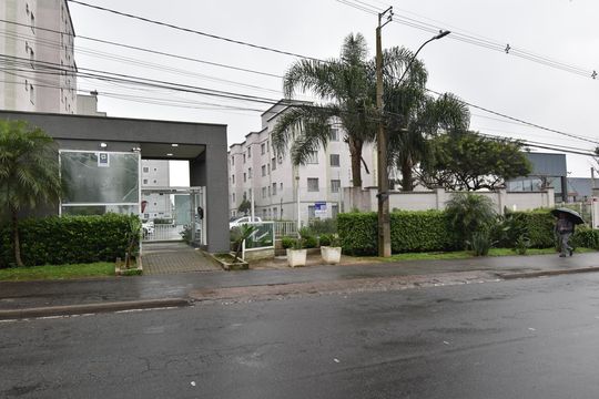 Fachada do condomínio de apartamento para alugar com 2 quartos, 49m² em Pinheirinho, Curitiba