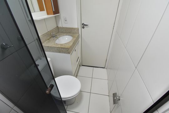 Banheiro de apartamento para alugar com 2 quartos, 49m² em Pinheirinho, Curitiba