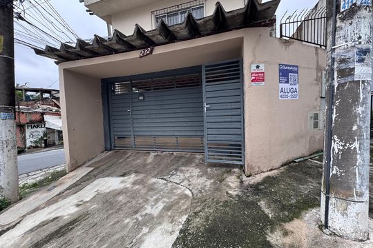 Fachada com placa grande de casa para alugar com 1 quarto, 70m² em Vila Osasco, Osasco