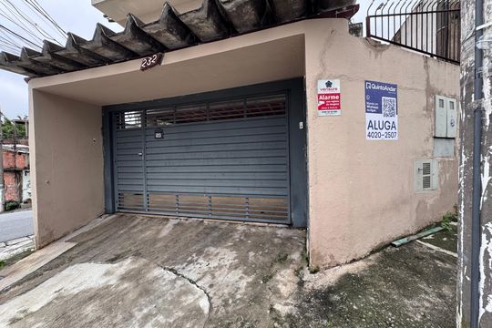 Fachada com placa grande de casa para alugar com 1 quarto, 70m² em Vila Osasco, Osasco