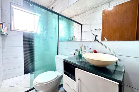 Banheiro de apartamento para alugar com 2 quartos, 50m² em Jardim Valeria, Guarulhos