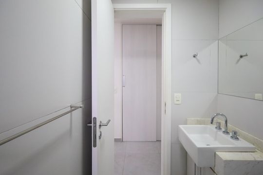 banheiro de kitnet/studio para alugar com 1 quarto, 40m² em Higienópolis, São Paulo