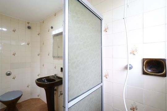 Banheiro  de casa para alugar com 1 quarto, 60m² em Vila Romana, São Paulo