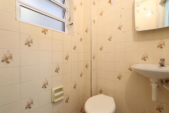 Banheiro  de casa para alugar com 1 quarto, 45m² em Vila Romana, São Paulo