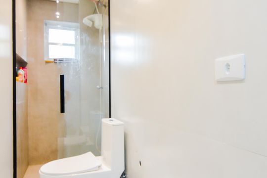 Banheiro de apartamento à venda com 2 quartos, 55m² em Jardim Cocaia, Guarulhos
