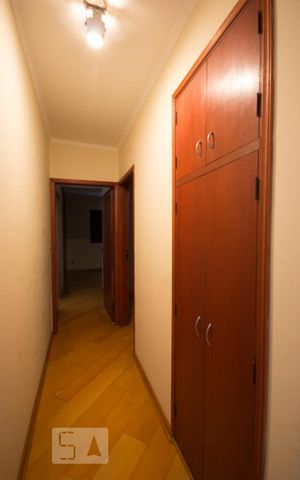 Apartamento à venda com 92m², 3 quartos e 1 vaga Apartamento à venda com 92m², 3 quartos e 1 vagaCorredor para os quartos com armário
