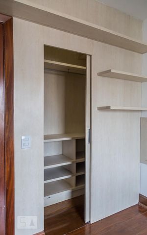 Apartamento à venda com 250m², 3 quartos e 3 vagas Apartamento à venda com 250m², 3 quartos e 3 vagasArmário da Suite 3