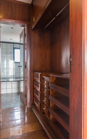 Apartamento à venda com 250m², 3 quartos e 3 vagas Apartamento à venda com 250m², 3 quartos e 3 vagasCloset da Suite 2