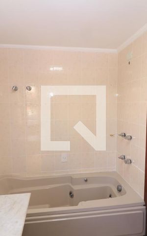 Apartamento para alugar com 216m², 4 quartos e 5 vagasBanheiro da Suíte