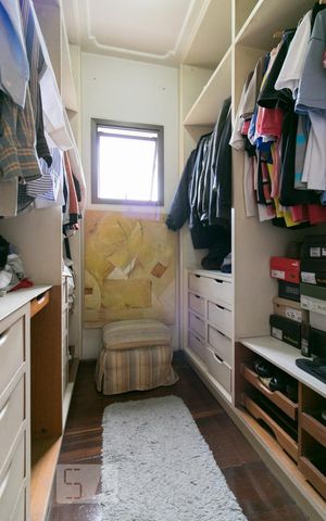 Apartamento à venda com 220m², 3 quartos e 3 vagas Apartamento à venda com 220m², 3 quartos e 3 vagasCloset da Suíte 1