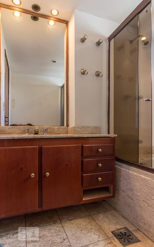 Apartamento à venda com 140m², 2 quartos e 2 vagas Apartamento à venda com 140m², 2 quartos e 2 vagasBanheiro da Suite 2