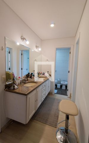 Apartamento à venda com 270m², 4 quartos e 4 vagas Apartamento à venda com 270m², 4 quartos e 4 vagasCloset