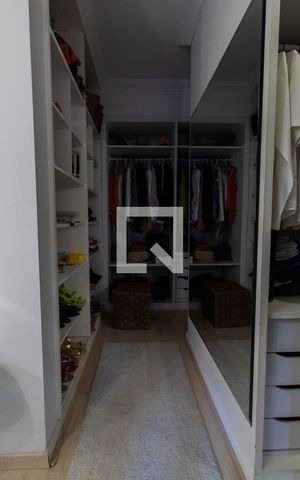 Apartamento à venda com 270m², 4 quartos e 4 vagas Apartamento à venda com 270m², 4 quartos e 4 vagasCloset