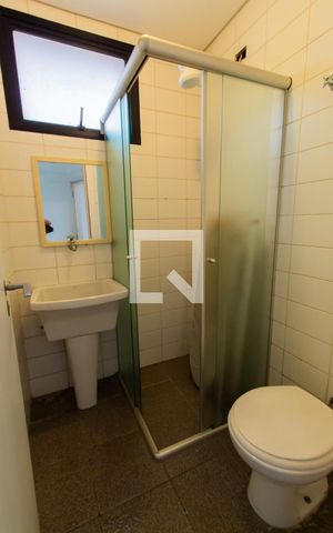 Apartamento à venda com 270m², 4 quartos e 4 vagas Apartamento à venda com 270m², 4 quartos e 4 vagasBanheiro de Serviço