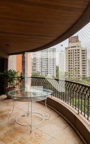 Apartamento à venda com 270m², 4 quartos e 4 vagas Apartamento à venda com 270m², 4 quartos e 4 vagasVaranda da Sala