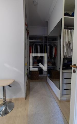 Apartamento à venda com 270m², 4 quartos e 4 vagas Apartamento à venda com 270m², 4 quartos e 4 vagasCloset