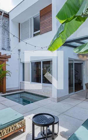 Casa de condomínio à venda com 399m², 4 quartos e 5 vagas Casa de condomínio à venda com 399m², 4 quartos e 5 vagasVaranda
