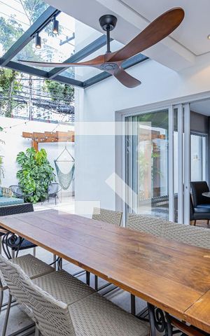 Casa de condomínio à venda com 399m², 4 quartos e 5 vagas Casa de condomínio à venda com 399m², 4 quartos e 5 vagasVaranda