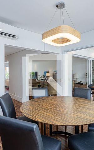 Casa de condomínio à venda com 399m², 4 quartos e 5 vagas Casa de condomínio à venda com 399m², 4 quartos e 5 vagasSala