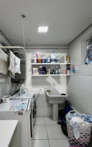 Casa de condomínio à venda com 399m², 4 quartos e 5 vagas Casa de condomínio à venda com 399m², 4 quartos e 5 vagasÁrea de Serviço