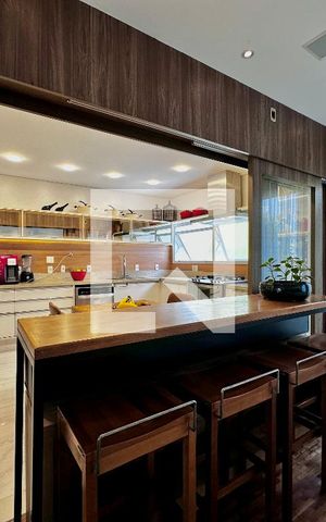 Casa de condomínio à venda com 399m², 4 quartos e 5 vagas Casa de condomínio à venda com 399m², 4 quartos e 5 vagasCozinha