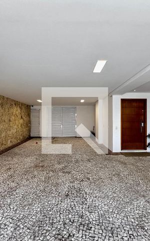 Casa de condomínio à venda com 399m², 4 quartos e 5 vagas Casa de condomínio à venda com 399m², 4 quartos e 5 vagasÁrea Externa