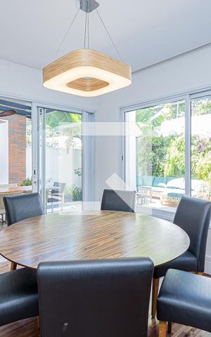 Casa de condomínio à venda com 399m², 4 quartos e 5 vagas Casa de condomínio à venda com 399m², 4 quartos e 5 vagasSala