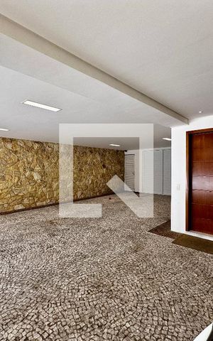 Casa de condomínio à venda com 399m², 4 quartos e 5 vagas Casa de condomínio à venda com 399m², 4 quartos e 5 vagasGaragem