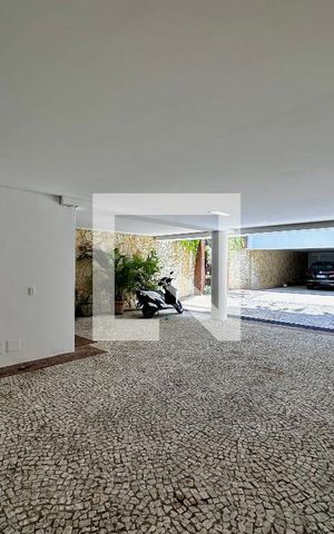 Casa de condomínio à venda com 399m², 4 quartos e 5 vagas Casa de condomínio à venda com 399m², 4 quartos e 5 vagasGaragem