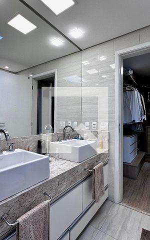 Casa de condomínio à venda com 399m², 4 quartos e 5 vagas Casa de condomínio à venda com 399m², 4 quartos e 5 vagasBanheiro Suíte 1
