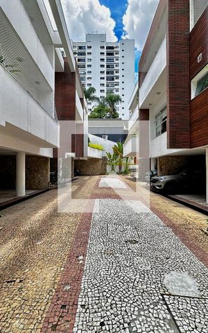 Casa de condomínio à venda com 399m², 4 quartos e 5 vagas Casa de condomínio à venda com 399m², 4 quartos e 5 vagasÁrea comum